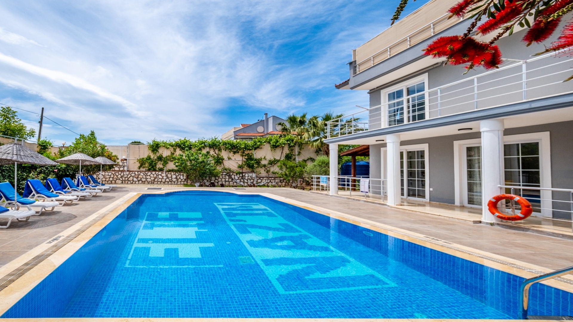 Villa Background Current