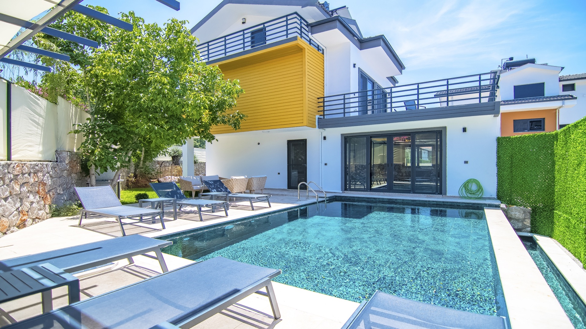 Villa Background Next